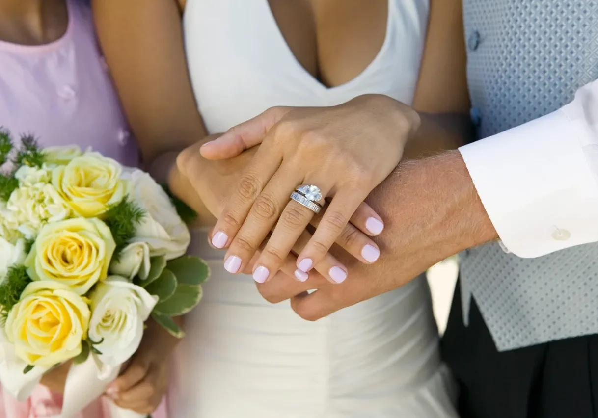 Bride's bouquet and wedding rings
